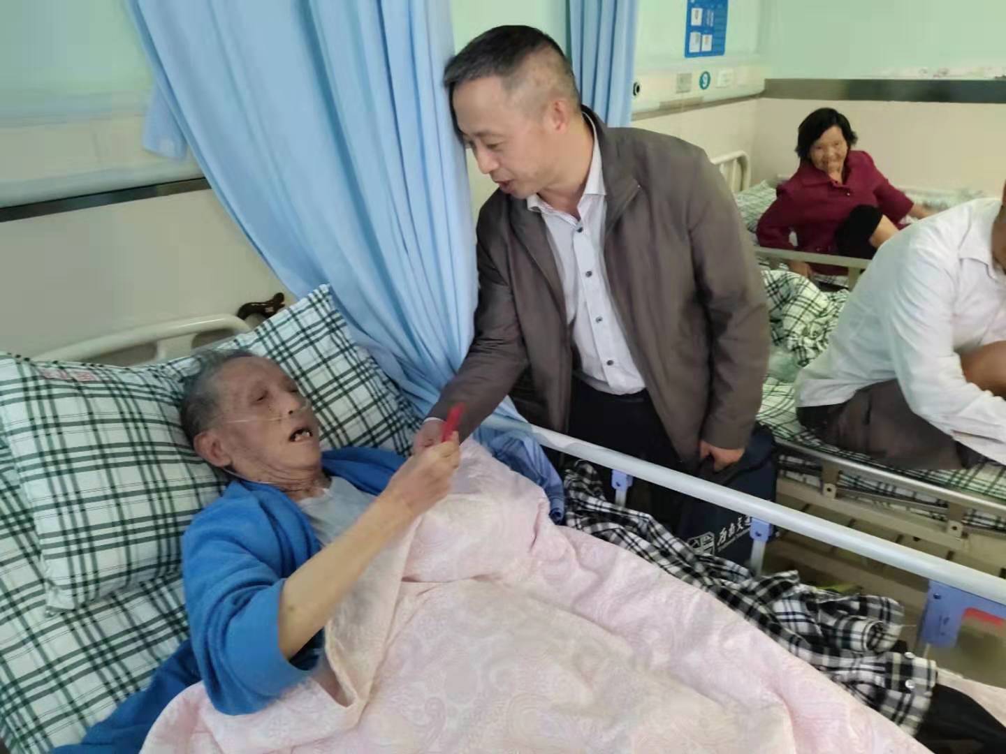 纪委张勇书记医院慰问老领导 纪委张勇书记医院慰问老领导